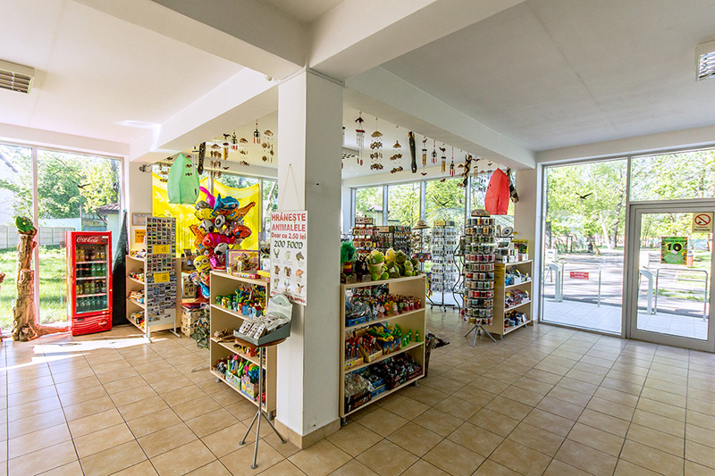 Magazinul de suveniruri - interior- Grădina Zoo Oradea.